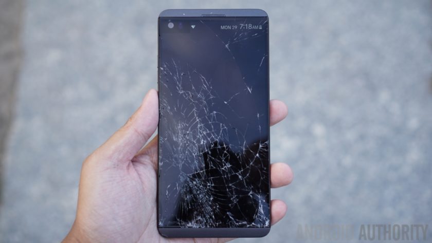  گوشی ال جی V20 با صفحه نمایش شکسته برگزار شد در دست. 