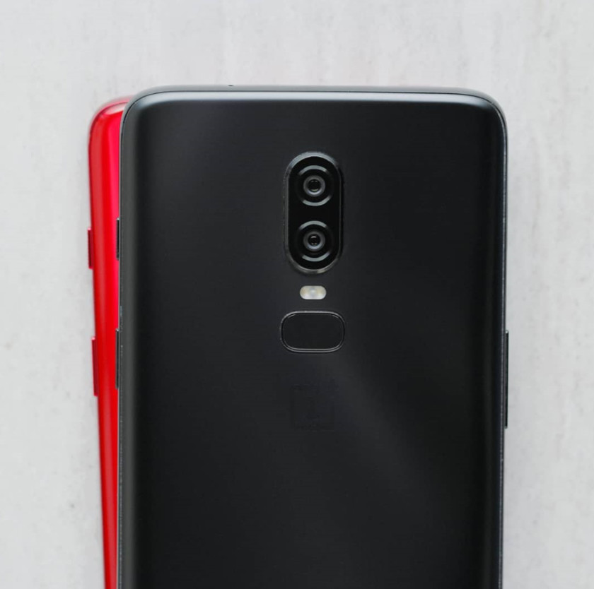  تصویر است که احتمال 6 OnePlus قرمز زیر 6 OnePlus سیاه و سفید است. 