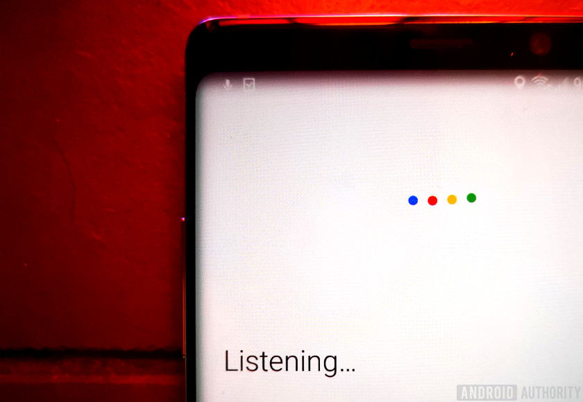  گوگل دستیار نمایش گوش دادن متن روی یک پس زمینه قرمز 