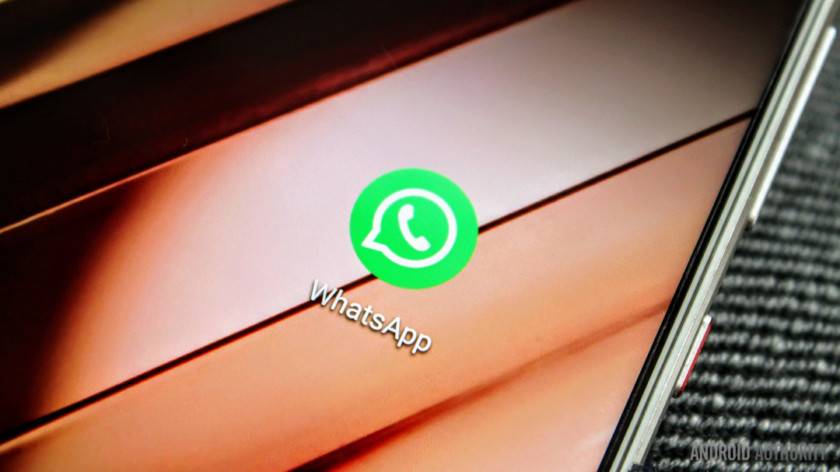  WhatsApp closeup آیکون برنامه در گوشی های هوشمند. 