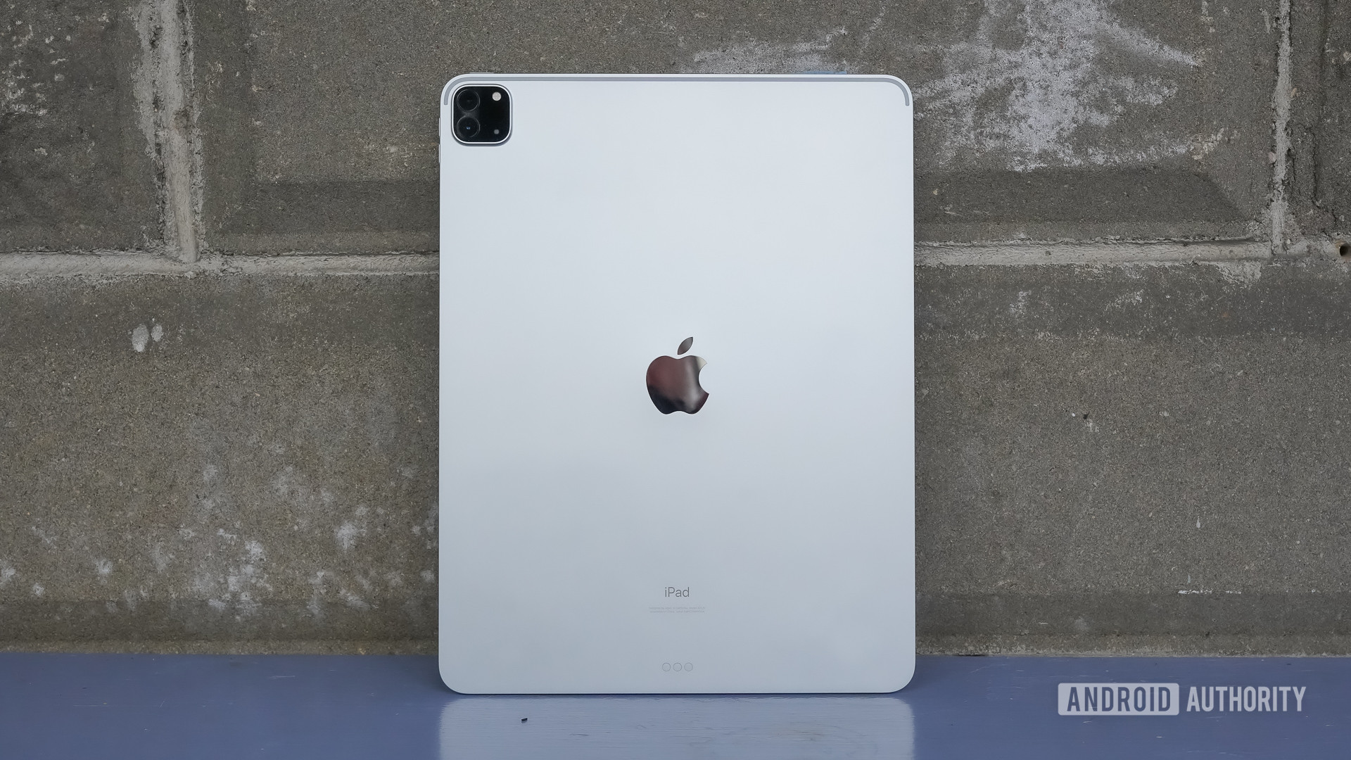  iPad iPad Pro 2020 اپل در برابر دیوار ایستاده 